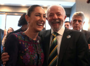 Fotografía cedida hoy por la presidencia de México, de la mandataria mexicana Claudia Sheinbaum (i), durante una reunión con el presidente de Brasil, Luiz Inácio 'Lula' da Silva (d), en el marco de la Cumbre de Líderes del G7 de Canadá. EFE/Presidencia de México/SOLO USO EDITORIAL/NO VENTAS/SOLO DISPONIBLE PARA ILUSTRAR LA NOTICIA QUE ACOMPAÑA(CRÉDITO OBLIGATORIO)
