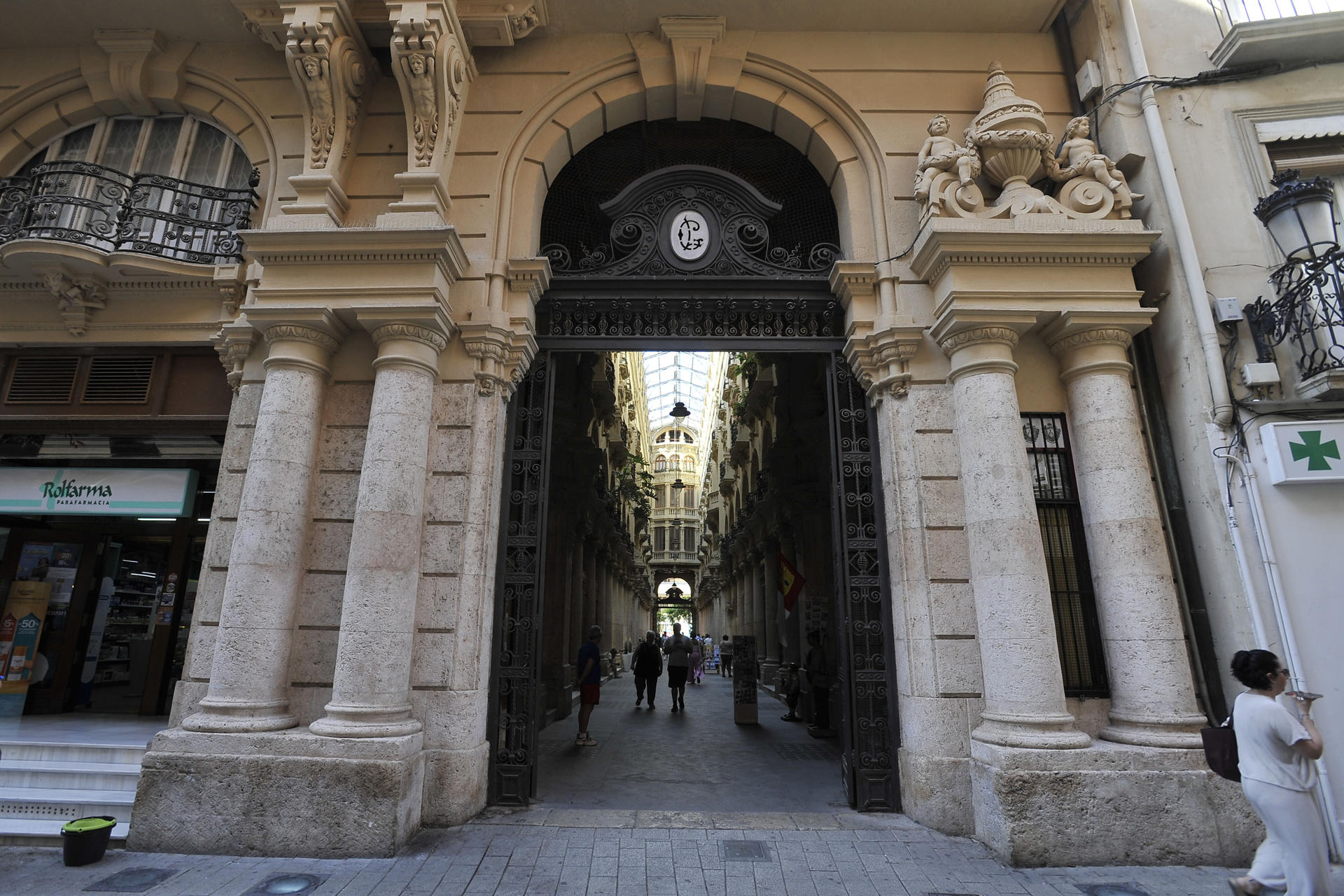 Este mes de julio se cumple un siglo de la presentación en el Ayuntamiento de Albacete del proyecto para construir un edificio en el centro de la capital, con viviendas y un pasaje destinado a comercios: el Pasaje Lodares no solo es una de las calles más bonitas de España sino un emblema de la ciudad, catalogado como Bien de Interés Cultural (BIC) en la categoría de monumento desde hace treinta años. EFE/Manu