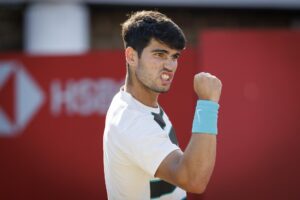 El español Carlos Alcaraz aseguró que su confianza está muy alta después de sumar la tercera victoria en hierba la de la temporada, la decimosexta seguida entre todas las superficies. EFE/EPA/TOLGA AKMEN