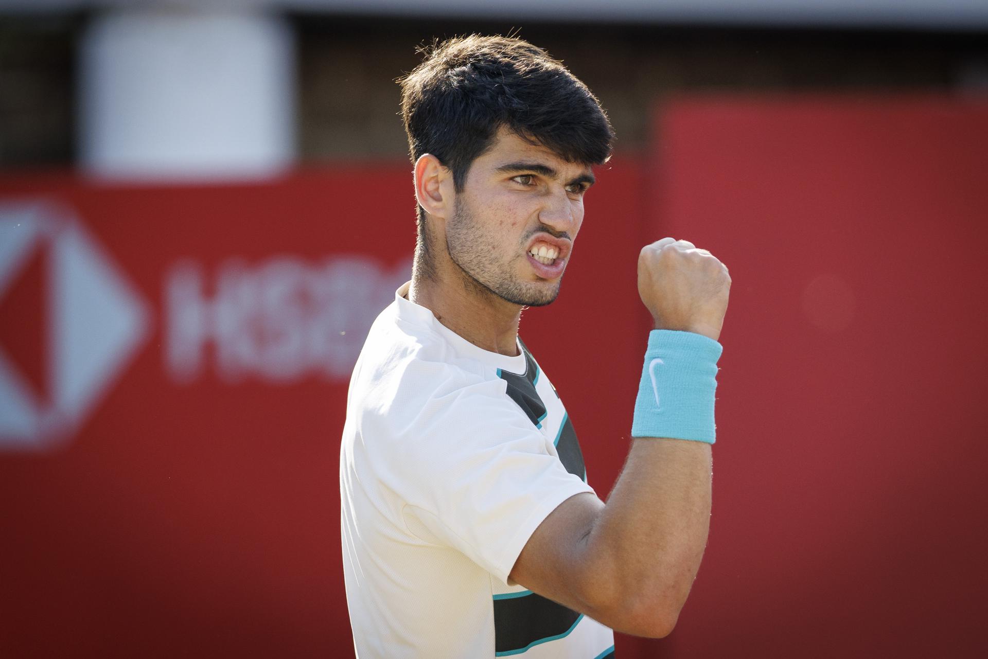 El español Carlos Alcaraz aseguró que su confianza está muy alta después de sumar la tercera victoria en hierba la de la temporada, la decimosexta seguida entre todas las superficies. EFE/EPA/TOLGA AKMEN