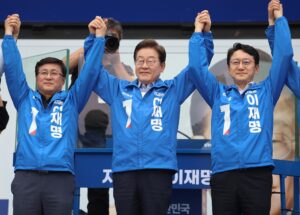 Lee Jae-myung (centro), candidato del Partido Democrático, saluda a los votantes durante un acto de campaña en Seúl, Corea del Sur, el 2 de junio de 2025, en vísperas de las elecciones presidenciales. EFE/EPA/YONHAP SOUTH KOREA OUT