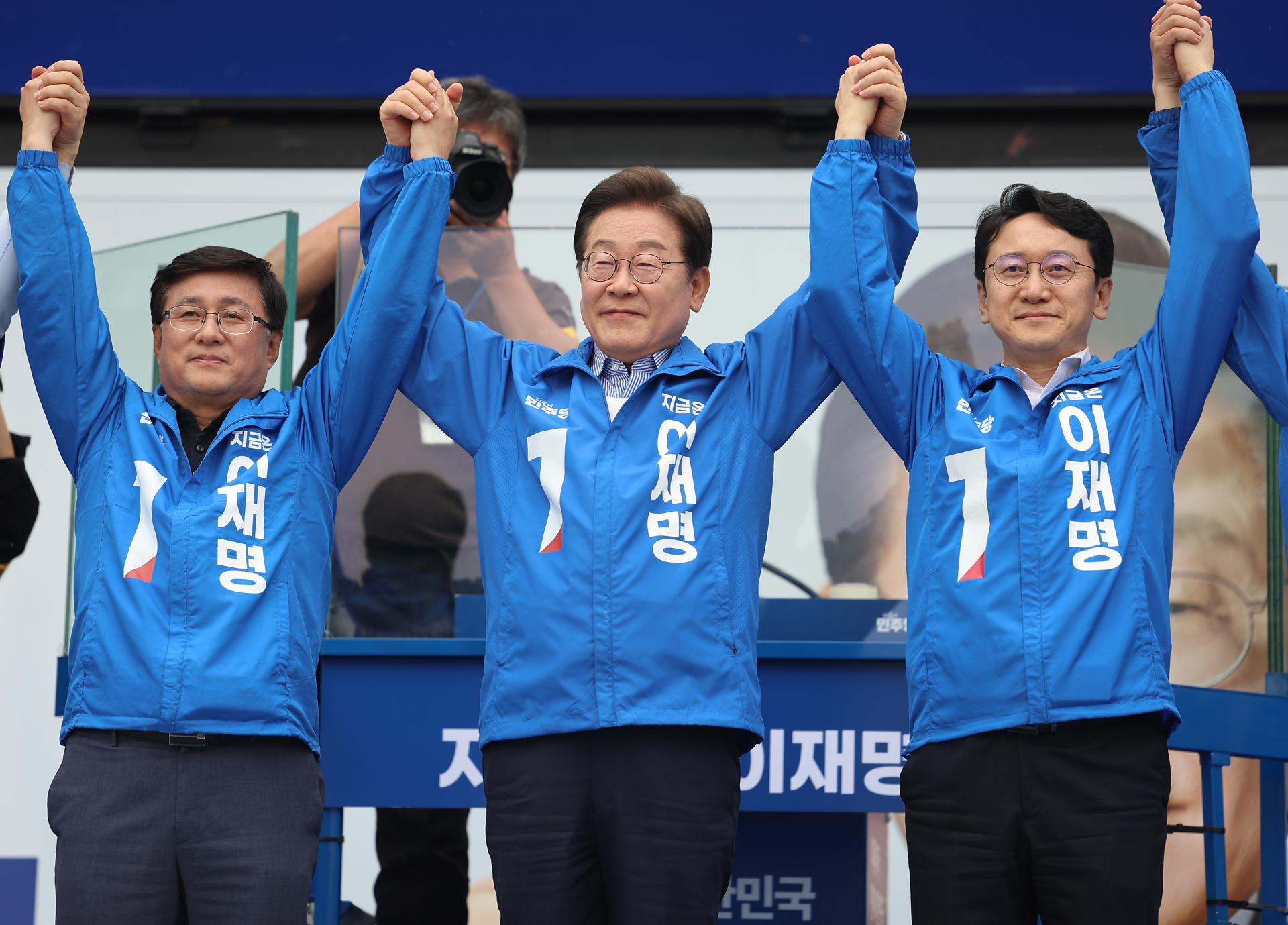 Lee Jae-myung (centro), candidato del Partido Democrático, saluda a los votantes durante un acto de campaña en Seúl, Corea del Sur, el 2 de junio de 2025, en vísperas de las elecciones presidenciales. EFE/EPA/YONHAP SOUTH KOREA OUT