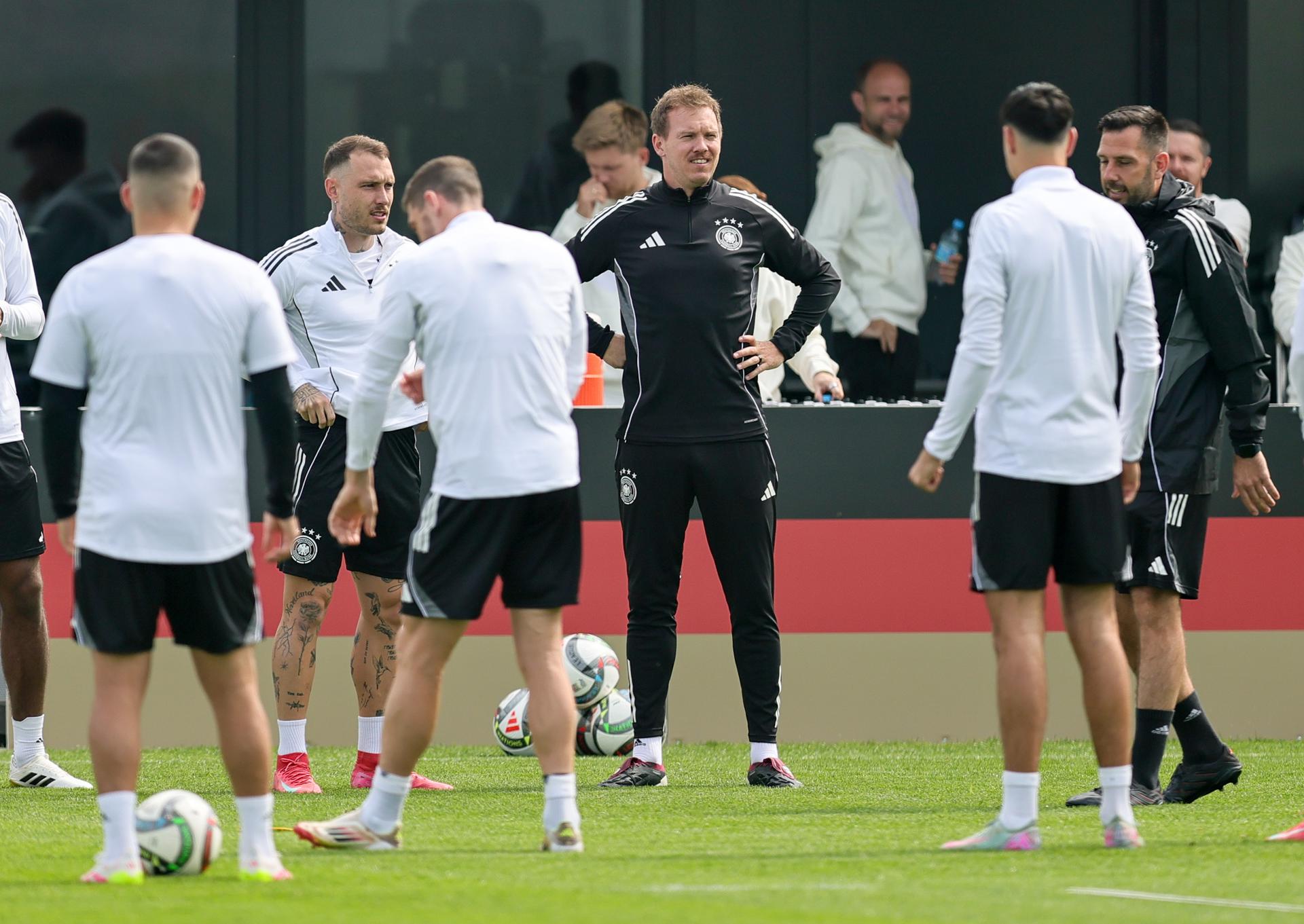 Nagelsmann observa a sus jugadores. EFE/EPA/RONALD WITTEK