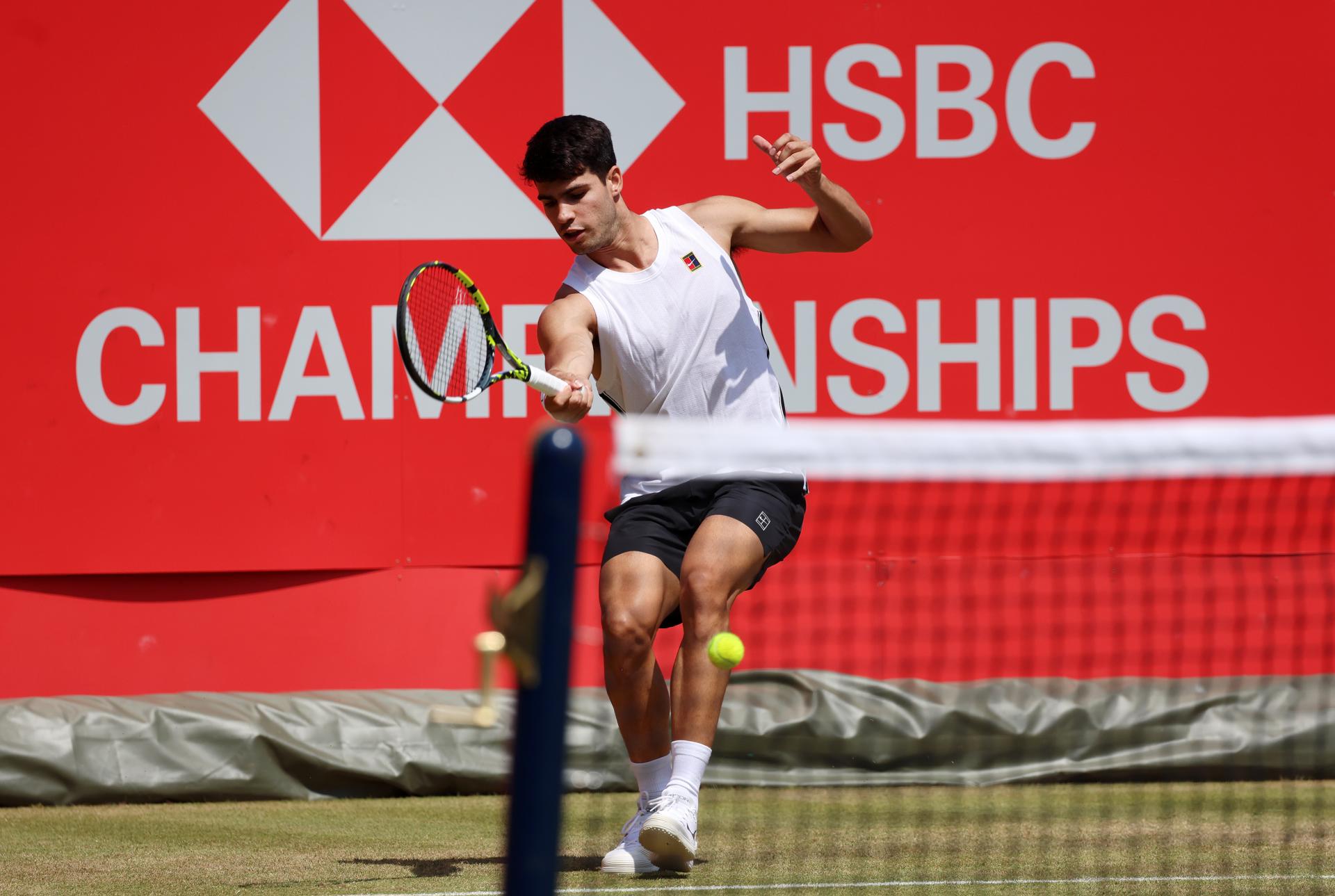 Carlos Alcaraz en su primer entrenamiento en hierba contra un tenista profesional, el checo Jiri Lehecka (fuera de imagen). EFE/EPA/ANDY RAIN