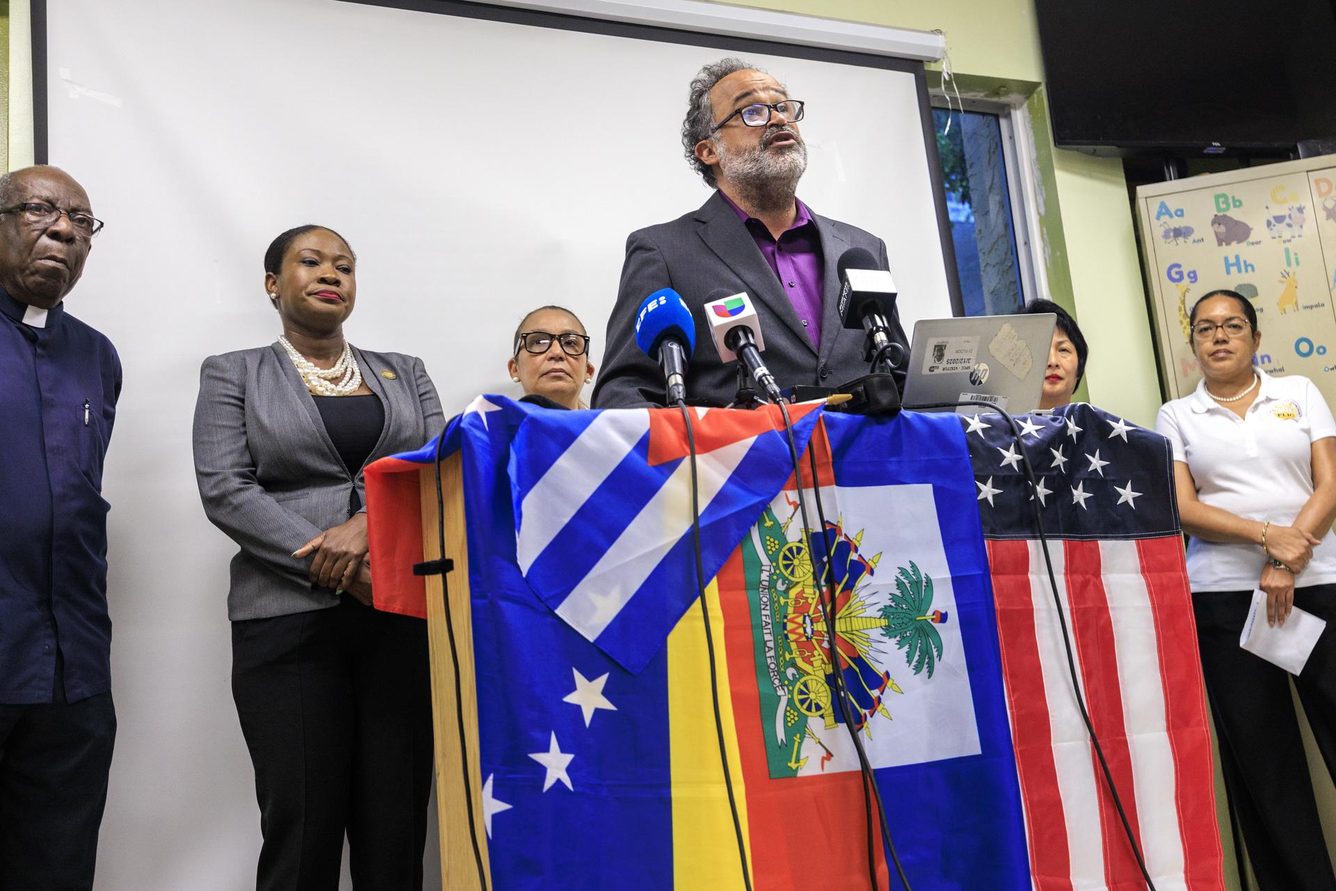 El director político del Movimiento de Red de Acción Familiar, Paul Christian Namphy (C), habla durante una conferencia de prensa sobre la decisión de la Corte Suprema de Estados Unidos que permite a la administración del presidente estadounidense Trump revocar las protecciones de libertad condicional, en Miami (FL, EE.UU.). EFE/Cristóbal Herrera
