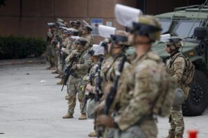 Miembros de la Guardia Nacional realizan formación frente al edificio federal en Los Ángeles, California, EE. UU. EFE/CAROLINE BREHMAN
