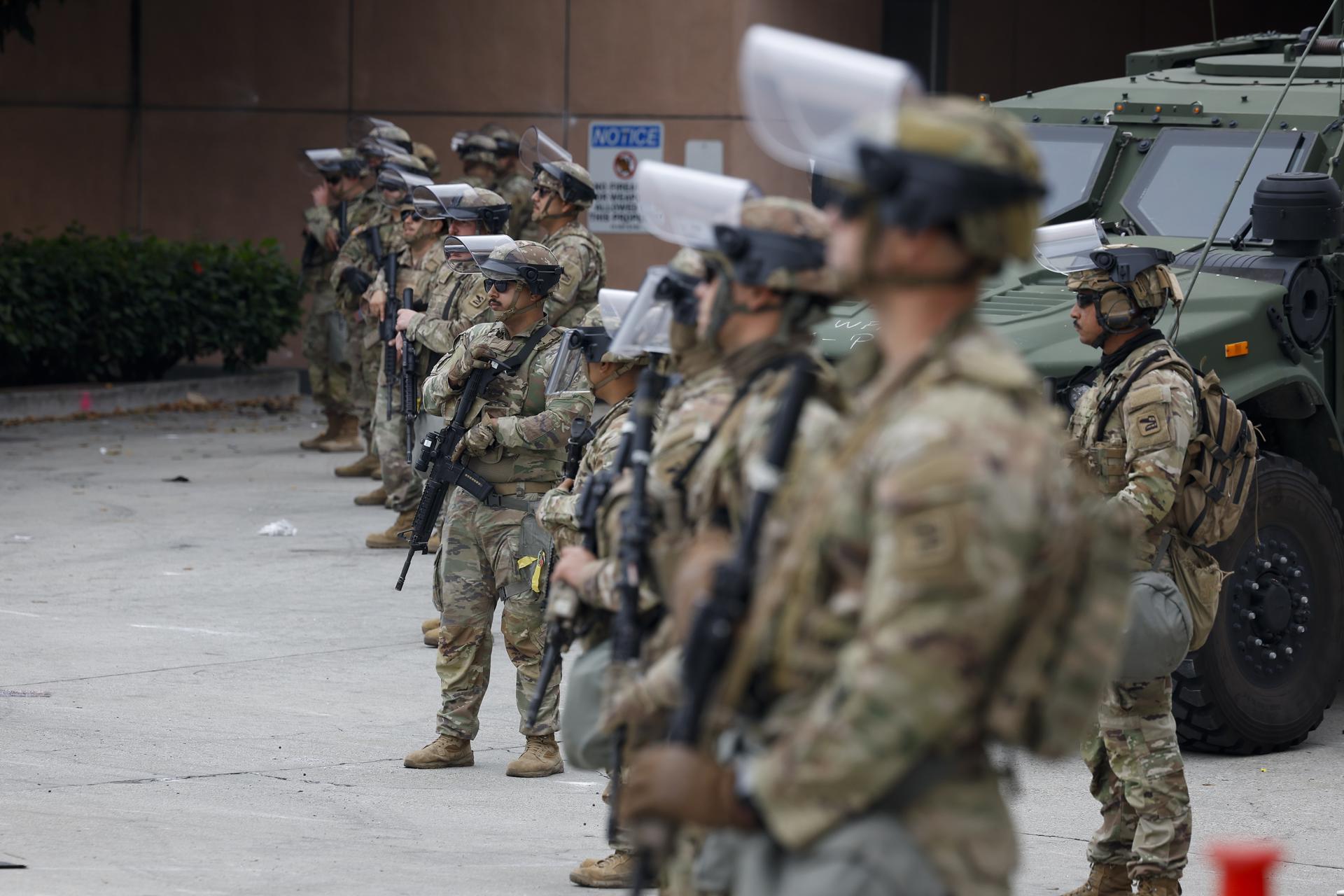 Miembros de la Guardia Nacional realizan formación frente al edificio federal en Los Ángeles, California, EE. UU. EFE/CAROLINE BREHMAN