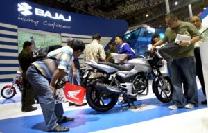 Imagen de una moto de la marca Bajaj en un Salón del Motor de Yakarta, Indonesia. EFE/Bagus Indahono