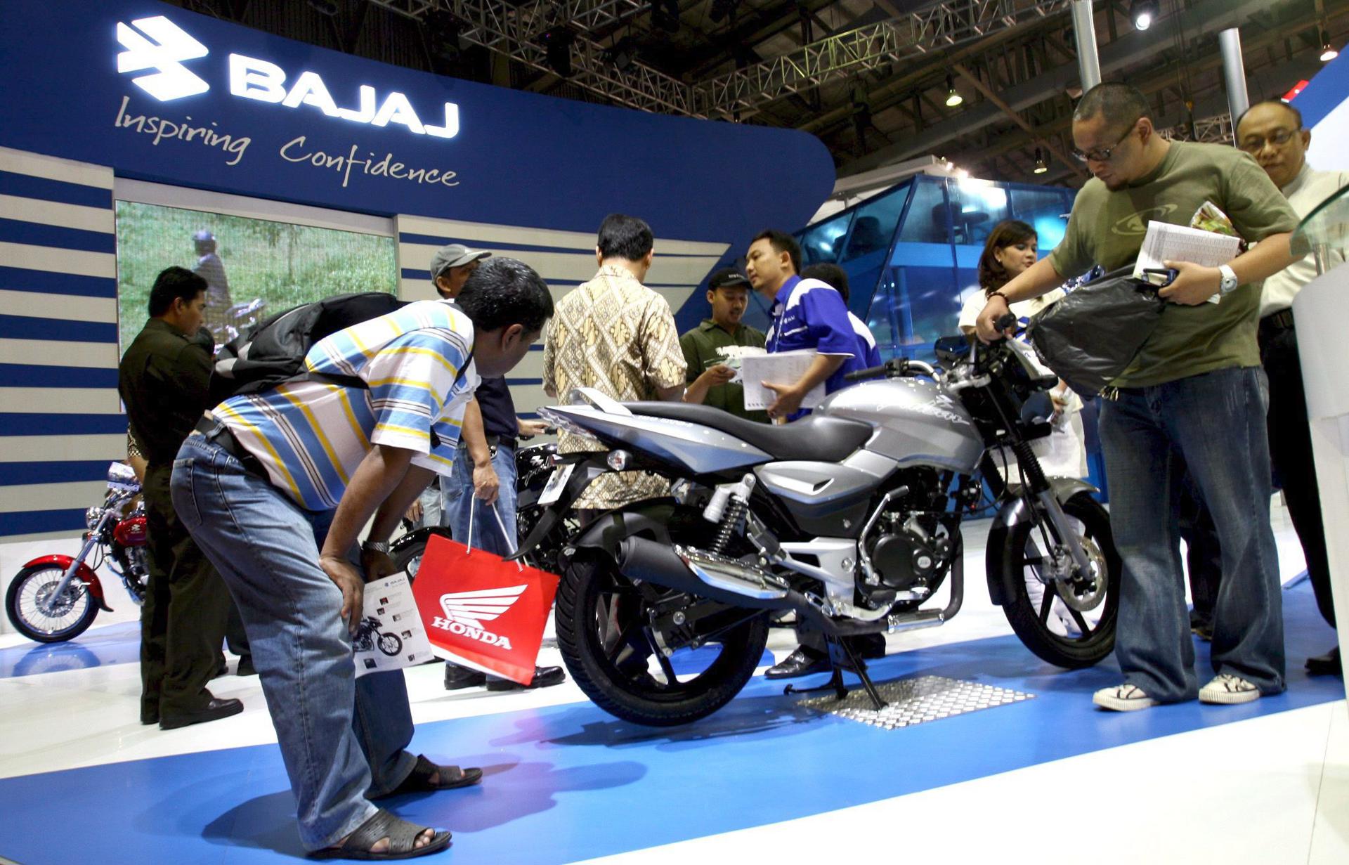 Imagen de una moto de la marca Bajaj en un Salón del Motor de Yakarta, Indonesia. EFE/Bagus Indahono
