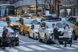 Imagen de archivo de personas cruzando la avenida Madison en la calle 41, en Manhattan, Nueva York (EE.UU.). EFE/ Ángel Colmenares