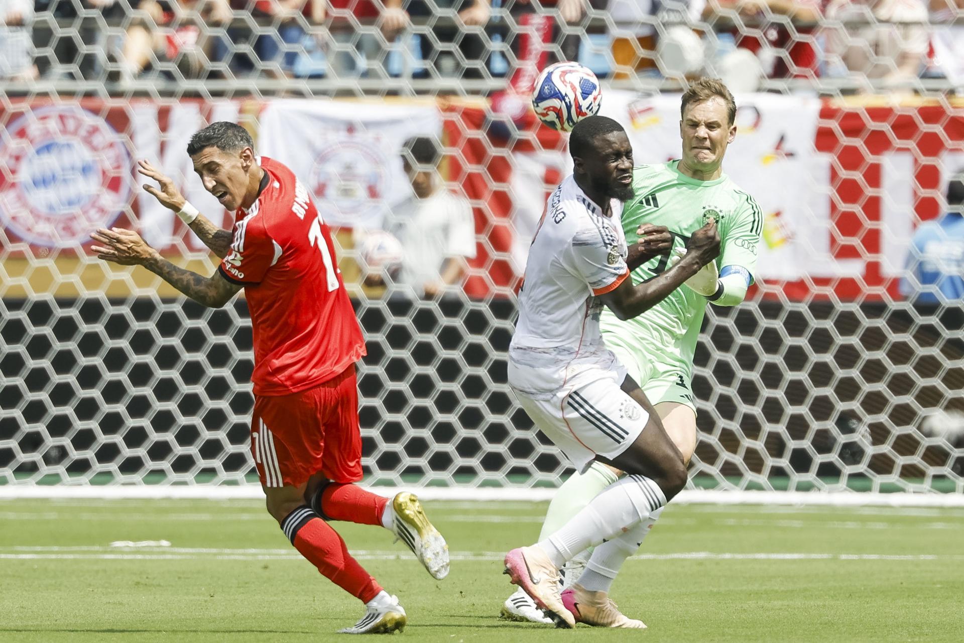 El portero Manuel Neuer, del Bayern Múnich (d), en acción contra Ángel Di María (i), del Benfica, mientras Dayot Upamecano, del Bayern Múnich (c), recibe el impacto del balón durante el partido por el Mundial de Clubes de la FIFA 2025 en Charlotte, Carolina del Norte, EE. UU., 24 de junio de 2025. EFE/ERIK S. LESSER