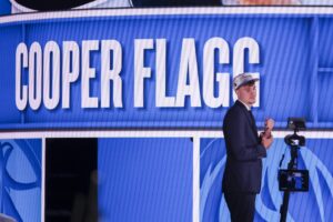 El jugador de baloncesto estadounidense Cooper Flagg es elegido número uno en el draft de la NBA por los Dallas Mavericks. EFE/SARAH YENESEL