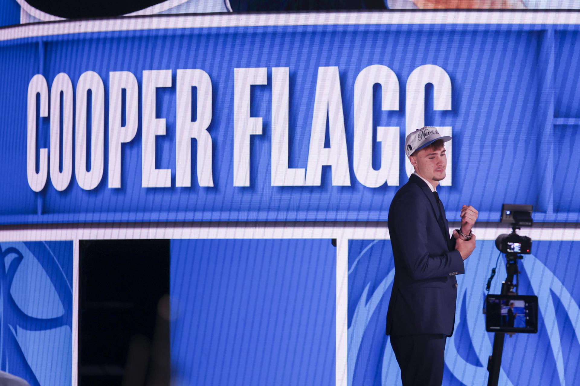 El jugador de baloncesto estadounidense Cooper Flagg es elegido número uno en el draft de la NBA por los Dallas Mavericks. EFE/SARAH YENESEL