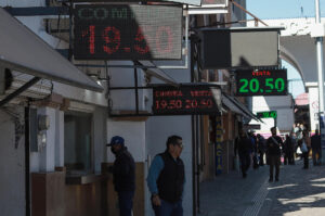 MEX4560. CIUDAD JUÁREZ (MÉXICO), 07/06/2025.- Personas cambian dólares en una casa de cambio este viernes, en Ciudad Juárez, Chihuahua (México). El impuesto del 3,5 % a las remesas que impulsa el presidente de EE.UU., Donald Trump, amenaza con recortar miles de millones de dólares a economías como la de México, que en 2024 recibió casi 65.000 millones en estos envíos, o la de Honduras, donde las remesas suponen el 26,8 % del PIB. Guatemala, El Salvador y Nicaragua también figuran entre los países más expuestos. EFE/ Luis Torres