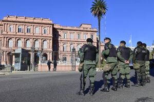 Integrantes de la Gendarmería Nacional Argentina (GNA), vigilan los alrededores de la Plaza de Mayo frente a la Casa de Gobierno este miércoles en Buenos Aires (Argentina). EFE/Matías Martin Campaya