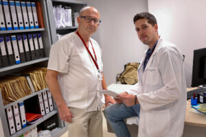 El pediatra Juan Antonio Ortega, junto al ecólogo Francisco Díaz, posa este lunes, en el Hospital Materno Infantil de la Arrixaca (Murcia). EFE/Juan Carlos Caval