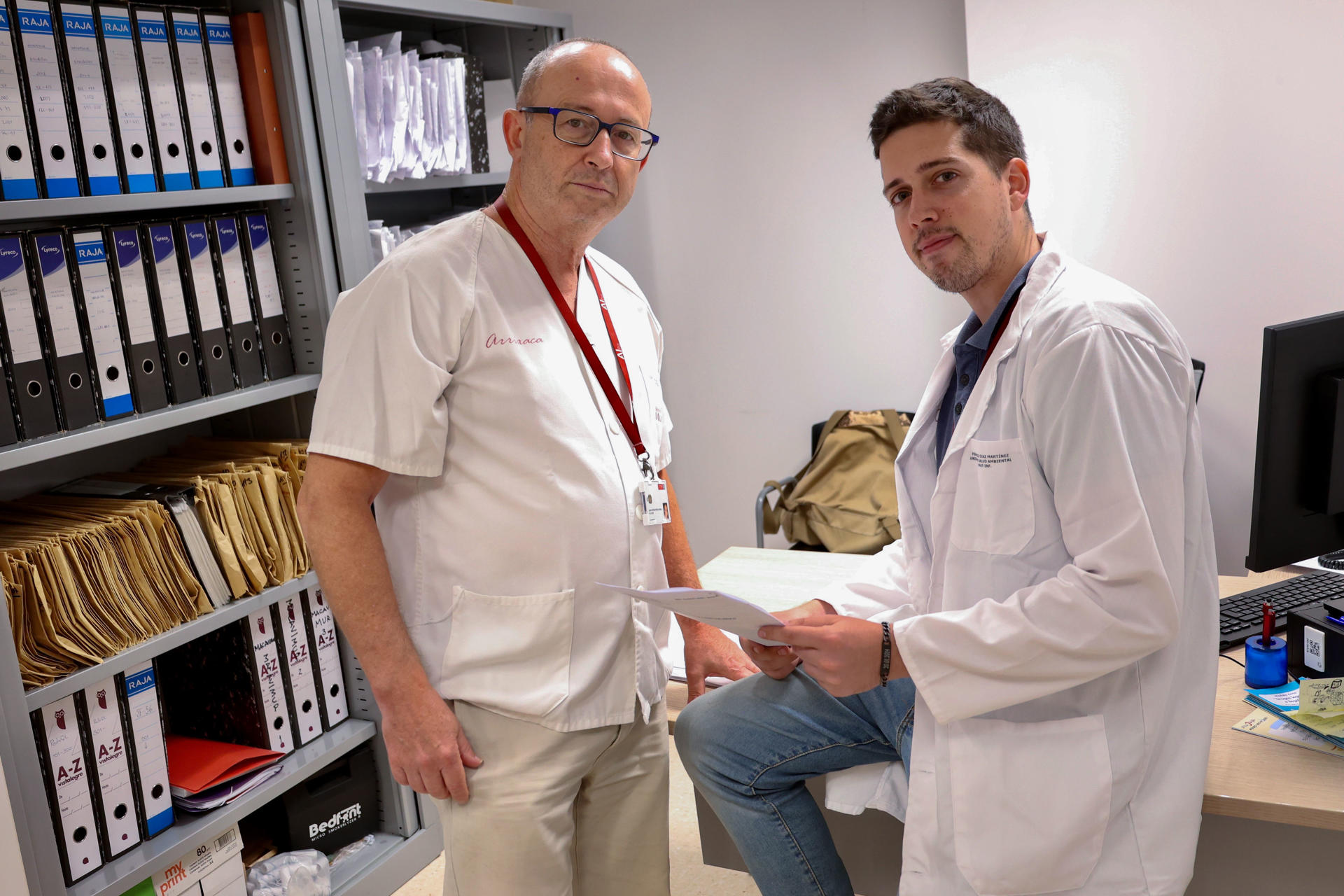El pediatra Juan Antonio Ortega, junto al ecólogo Francisco Díaz, posa este lunes, en el Hospital Materno Infantil de la Arrixaca (Murcia). EFE/Juan Carlos Caval
