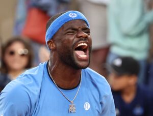 El estadounidense Frances Tiafoe, favorito 15, en su partido de octavos de Roland Garrosante el alemán Daniel Altmaier EFE/EPA/CHRISTOPHE PETIT TESSON