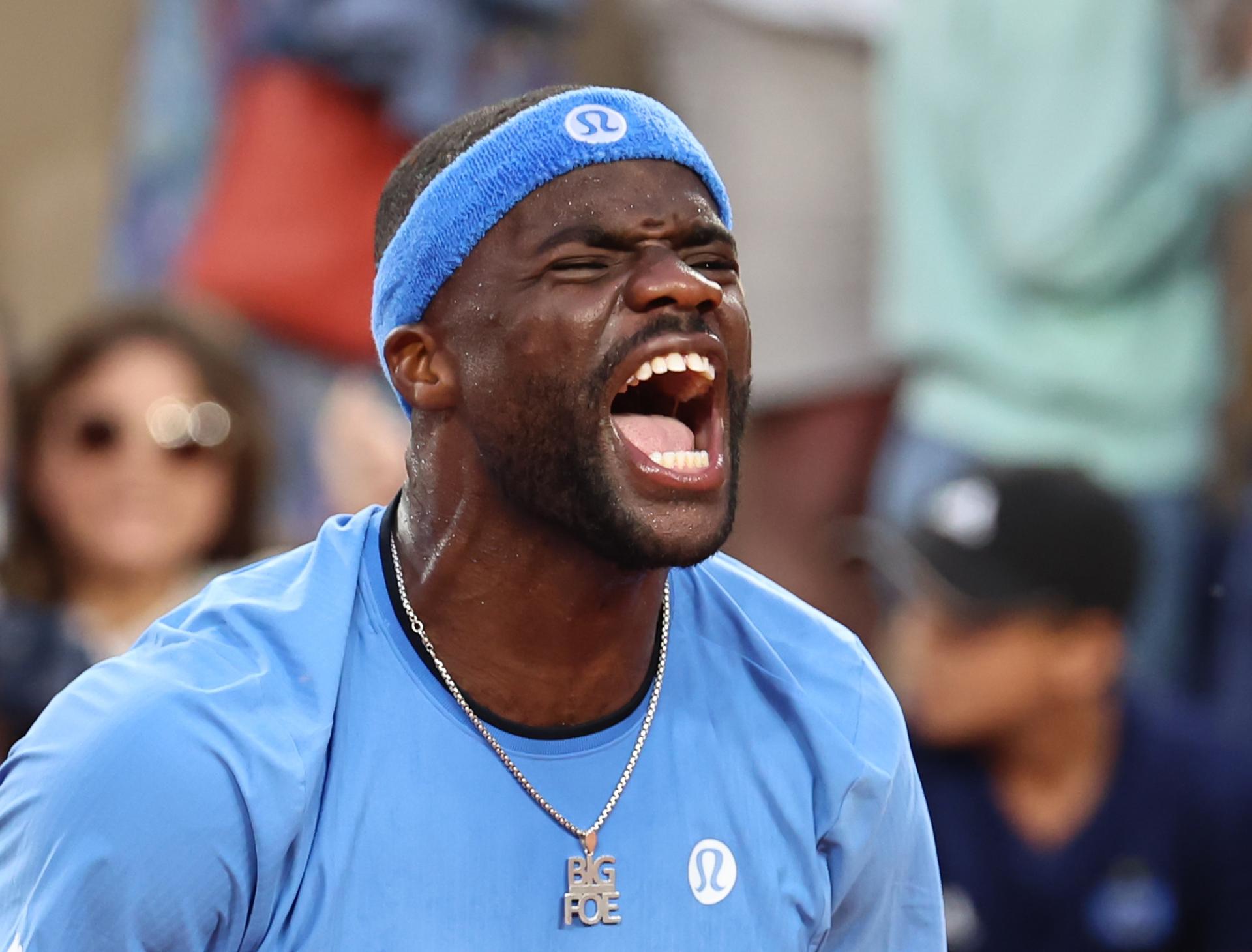 El estadounidense Frances Tiafoe, favorito 15, en su partido de octavos de Roland Garrosante el alemán Daniel Altmaier EFE/EPA/CHRISTOPHE PETIT TESSON