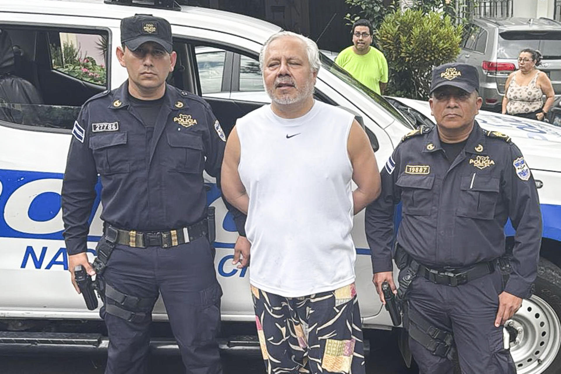 Fotografía cedida el pasado 7 de junio por la Fiscalía General de El Salvador que muestra al abogado constitucionalista y crítico del Gobierno de Nayib Bukele, Enrique Anaya (c),  tras ser detenido, en San Salvador (El Salvador). EFE/Fiscalía General de la República