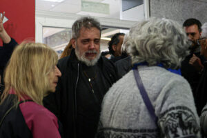 El padre del fotoperiodista Pablo Grillo, Fabián Grillo (c), asiste a una misa por la salud de Pablo frente al Hospital Ramos Mejía en Buenos Aires (Argentina), en una fotografía de archivo. EFE/ STR