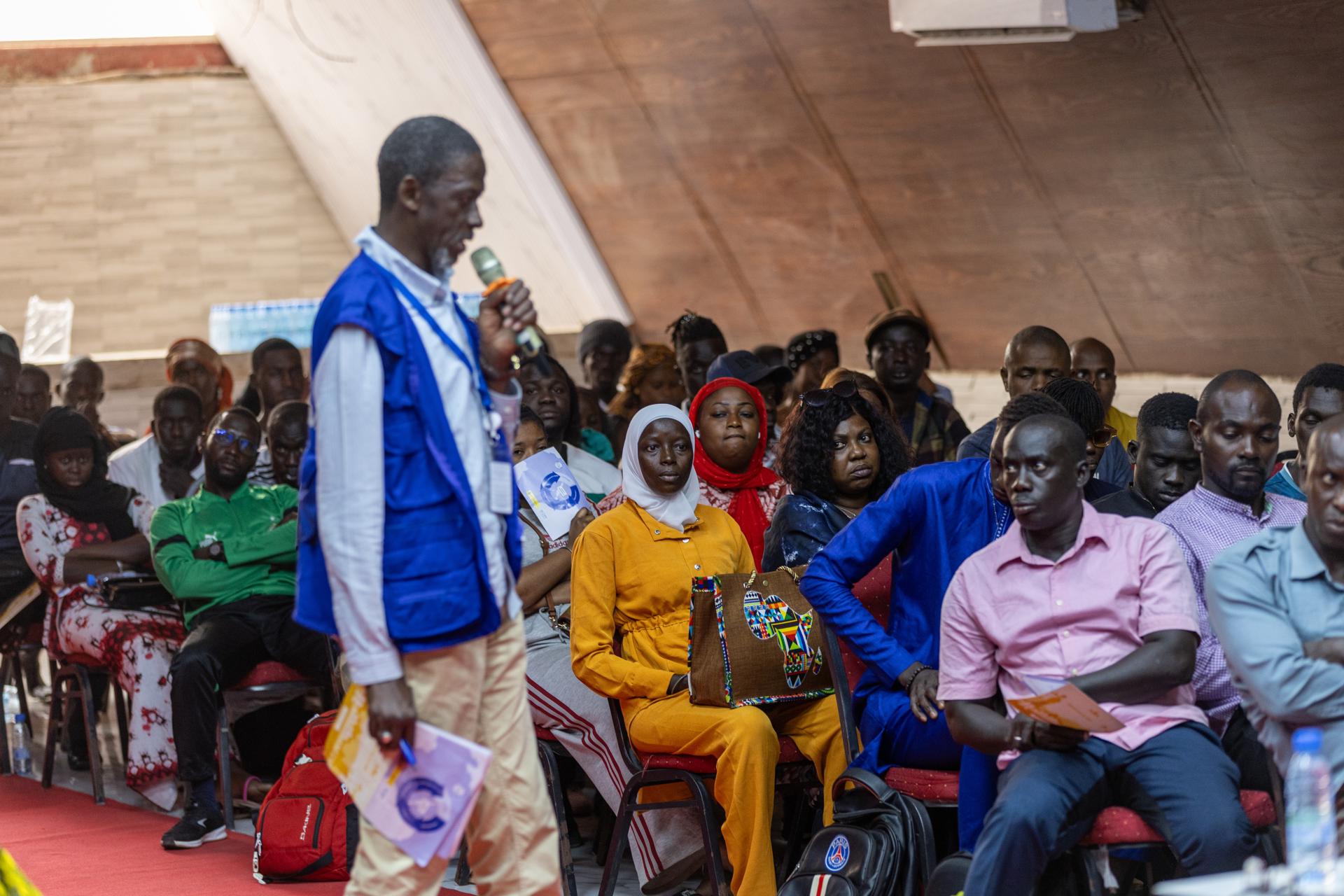 Senegaleses seleccionados para un programa de migración circular a España asisten a una sesión informativa del personal de la Organización Internacional para las Migraciones (OIM) en Dakar, Senegal, el 27 de mayo de 2025 (publicado el 2 de junio de 2025). EFE/EPA/JEROME FAVRE
