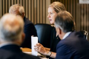 La presidenta del Comité Olímpico Internacional (COI), Kirsty Coventry, durante la reunión del Comité Ejecutivo del COI en Lausanne.EFE/EPA/JEAN-CHRISTOPHE BOTT