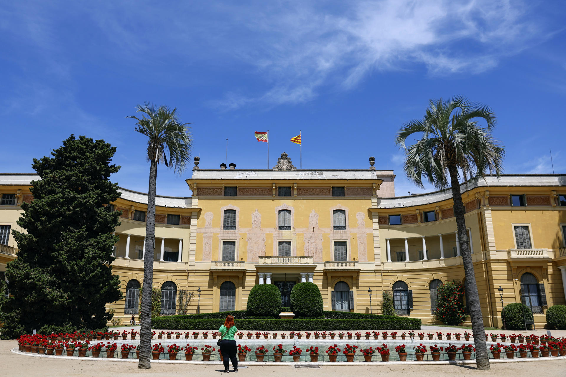 El Palau de Pedralbes, (en la imagen) y sus jardines han sido testigo de conciertos de estrellas como Mariah Carey, Los Planetas o Raphael, han albergado cumbres de alto nivel político, son sede de la Unión por el Mediterráneo y fueron una de las 'guaridas' secretas donde se gestó el referéndum unilateral del 1 de octubre de 2017. Estos son los múltiples usos que ha tenido y tiene el palacio que acogerá, mañana viernes, la XXVIII Conferencia de Presidentes. EFE/Toni Albir