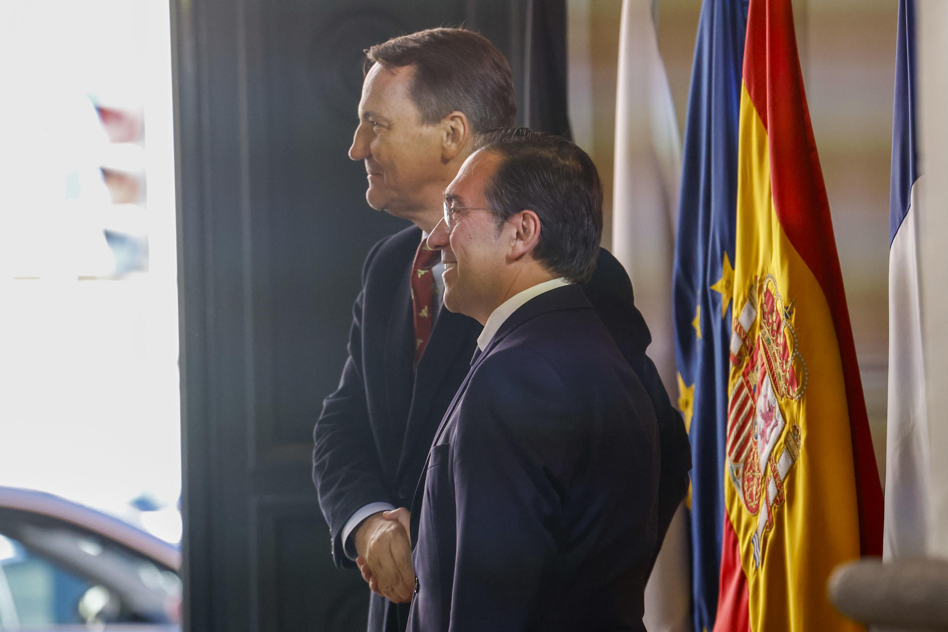 El ministro español de Asuntos Exteriores, José Manuel Albares, saluda al titular de Exteriores polaco, Radosław Sikorski, en una imagen de archivo. EFE/ Javier Lizon