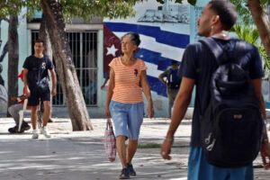 Personas caminan por una calle este 16 de junio de 2025, en La Habana (Cuba). EFE/ Ernesto Mastrascusa