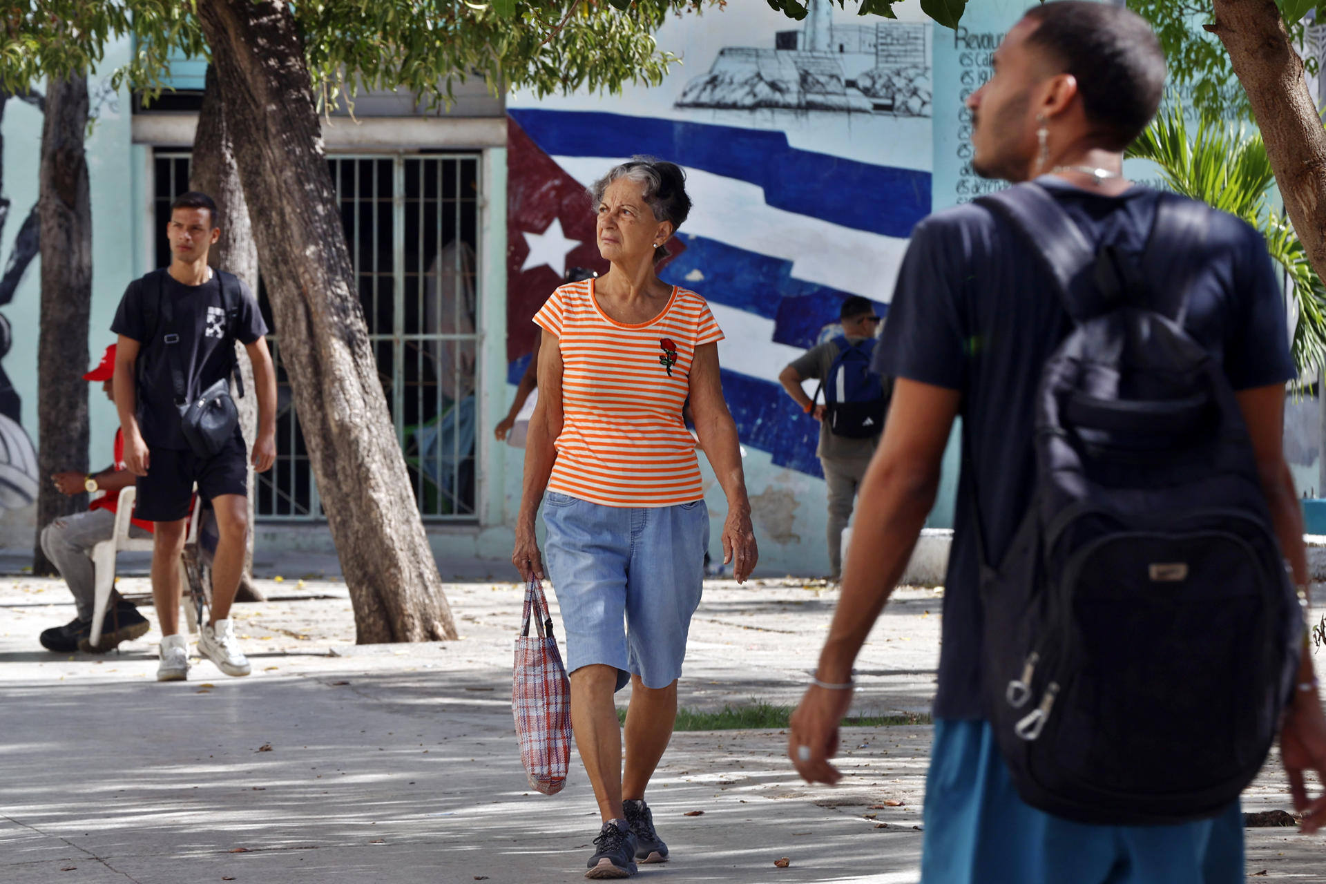 Personas caminan por una calle este 16 de junio de 2025, en La Habana (Cuba). EFE/ Ernesto Mastrascusa