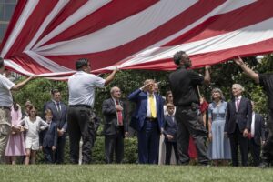 El presidente estadounidense, Donald Trump (C), saluda mientras se iza la bandera estadounidense por primera vez en el nuevo asta de la bandera en el jardín sur de la Casa Blanca, en Washington, DC, EE. UU. EFE/EPA/KEN CEDENO / POOL