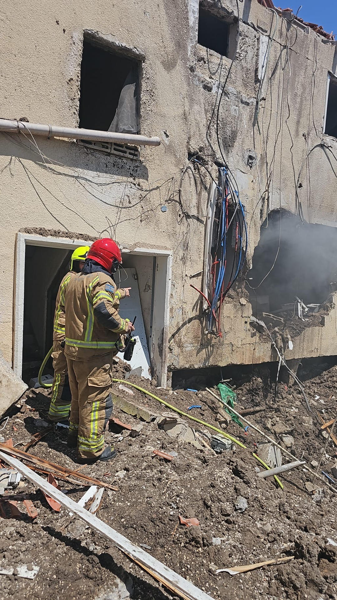 Un dron israelí impactó este sábado contra un edificio de dos plantas en Beit Shean, ciudad en el norte de Israel a unos 60 kilómetros al sur de la ciudad de Tiberíades, confirmaron los servicios de Policía y de Bomberos, sin que se reportaran heridos. EFE/MDA -SOLO USO EDITORIAL/SOLO DISPONIBLE PARA ILUSTRAR LA NOTICIA QUE ACOMPAÑA (CRÉDITO OBLIGATORIO)-