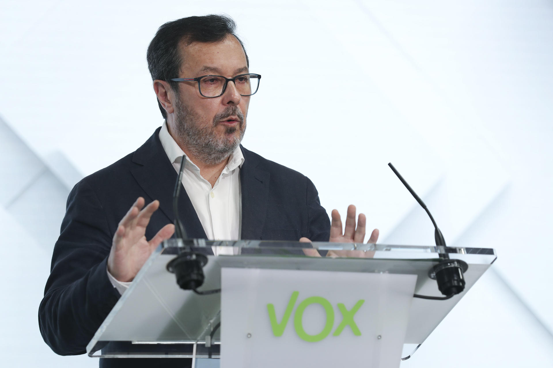 El portavoz de Vox, José Antonio Fúster, durante la rueda de prensa ofrecida este lunes en la sede del partido, en Madrid. EFE/Alberto Aguado