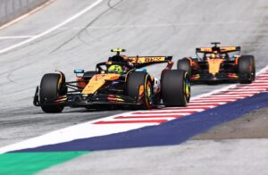 El piloto británico de McLaren Lando Norris y su compañero de equipo el australiano Oscar Piastri durante el Gran Premio de Austria que se ha disputado en Spielberg, Austria. EFE/EPA/ANNA SZILAGYI
