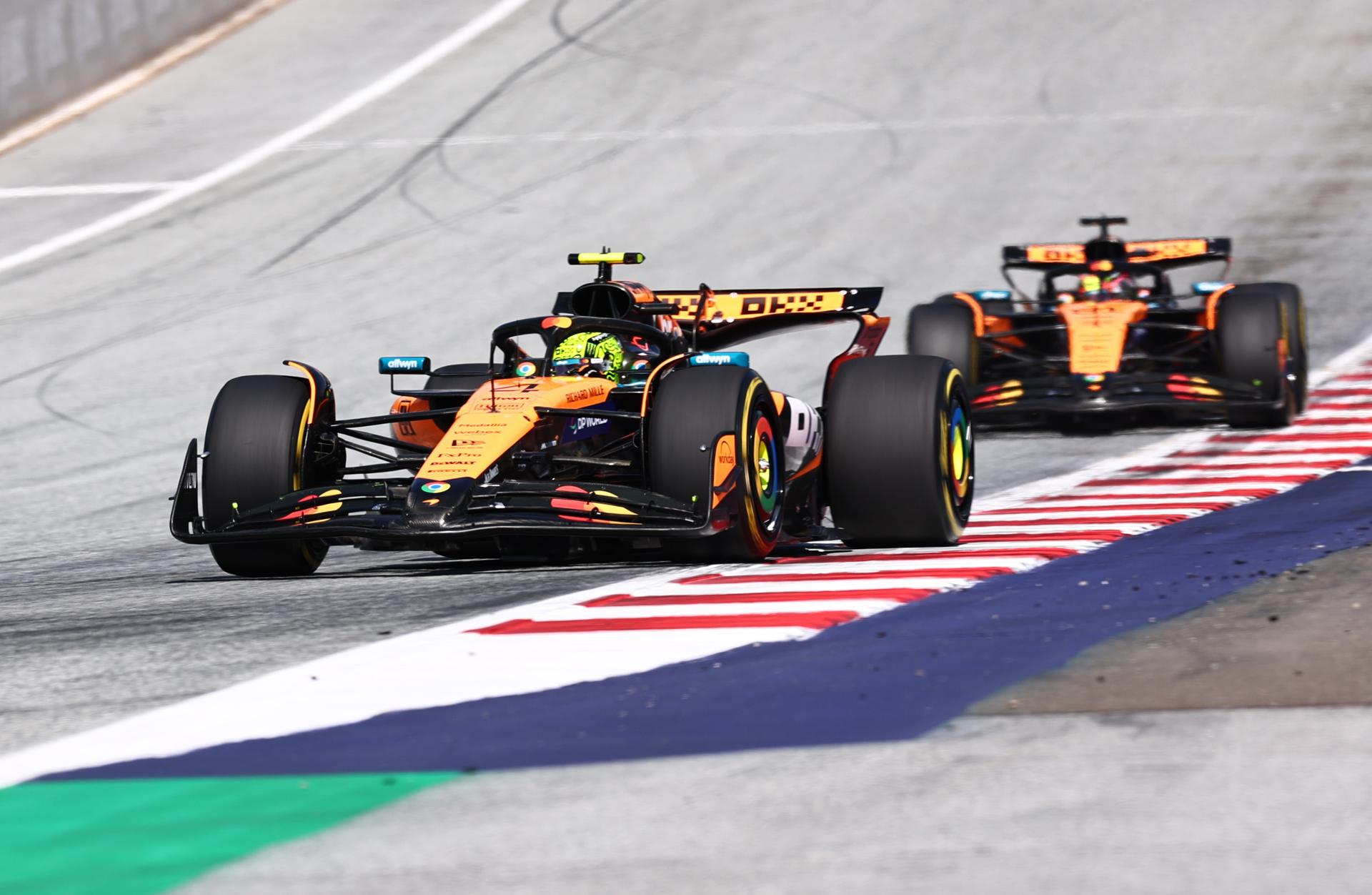 El piloto británico de McLaren Lando Norris y su compañero de equipo el australiano Oscar Piastri durante el Gran Premio de Austria que se ha disputado en Spielberg, Austria. EFE/EPA/ANNA SZILAGYI
