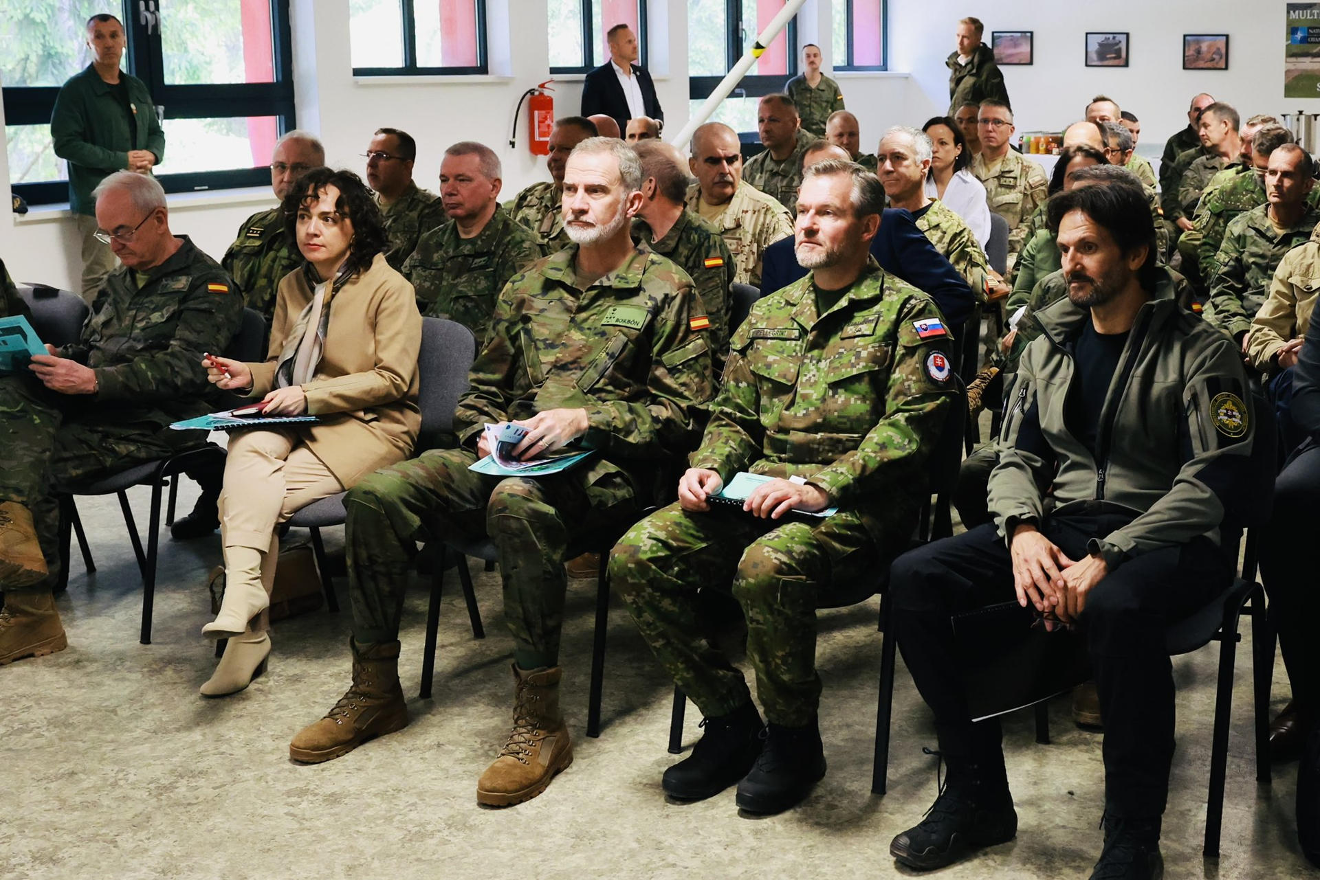 El rey Felipe VI (c) junto al presidente de la República Eslovaca, Peter Pellegrini (2d) en la base de entrenamiento de Lest, en el sur de Eslovaquia, donde ha supervisado la capacidad de despliegue y operación del grupo de combate de la OTAN que España lidera en Eslovaquia, uno de los ocho de que dispone la Alianza en el llamado Flanco Este como medida disuasoria ante Rusia. EFE/ CASA S.M. EL REY/SOLO USO EDITORIAL/SOLO DISPONIBLE PARA ILUSTRAR LA NOTICIA QUE ACOMPAÑA (CRÉDITO OBLIGATORIO)