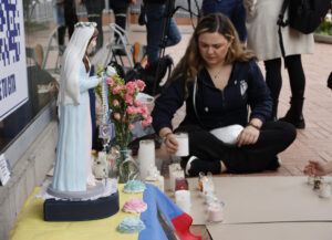 Personas ponen velas junto a una virgen en honor al senador y precandidato presidencial colombiano Miguel Uribe Turbay, en la Fundación Santa Fe de Bogotá (Colombia). EFE/ Mauricio Dueñas Castañeda