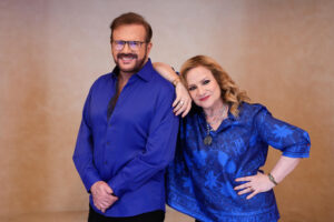 Lucía Galán y Joaquín Galán, miembros del dúo musical Pimpinela, posan durante la presentación de su nueva gira en España 'Noticias del amor', este martes, en el Teatro Real, en Madrid. EFE/ Borja Sánchez-trillo