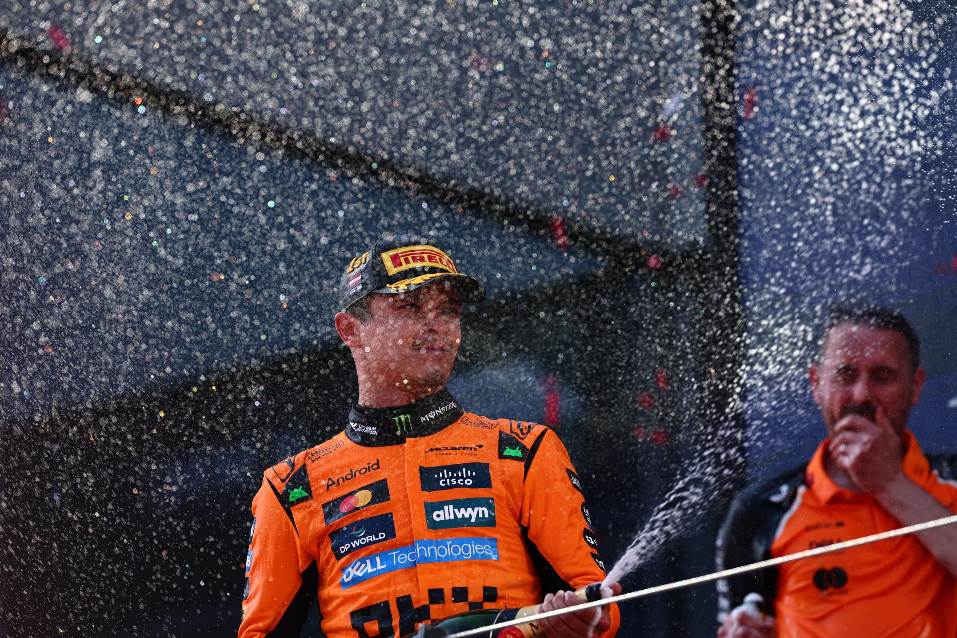 El piloto británico de McLaren Lando Norris tras ganar el Gran Premio de Austria que se ha disputado en Spielberg, Austria.EFE/EPA/ANNA SZILAGYI
