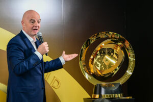 El presidente de la FIFA, Gianni Infantino, habla junto al trofeo del Mundial de Clubes. EFE/Giorgio Viera