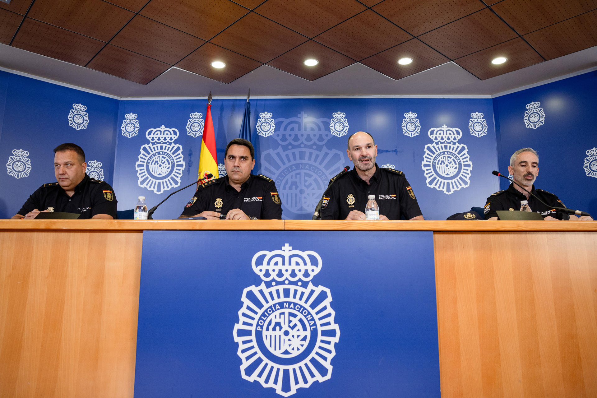 El comisario de la Brigada Central de Estupefacientes, Alberto Morales (2i); el Jefe de la Brigada Central de Blanqueo de Capitales y Anticorrupción, José Rodríguez (2d), y los inspectores jefe Daniel Vázquez y Ricardo Herranza durante la rueda de prensa ofrecida este viernes por la Policía Nacional para informar de una operación en la que se ha desarticulado una de las mayores redes criminales de tráfico de cocaína a través del río Guadiana. EFE/Daniel González