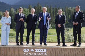 (De izquierda a derecha) La primera ministra italiana, Giorgia Meloni, el presidente francés, Emmanuel Macron, el primer ministro canadiense, Mark Carney, el presidente estadounidense, Donald Trump, el primer ministro británico, Keir Starmer, y el canciller alemán, Friedrich Merz, posan para una foto familiar durante el Grupo de los Siete (G7). EFE/LUDOVIC MARIN / POOL