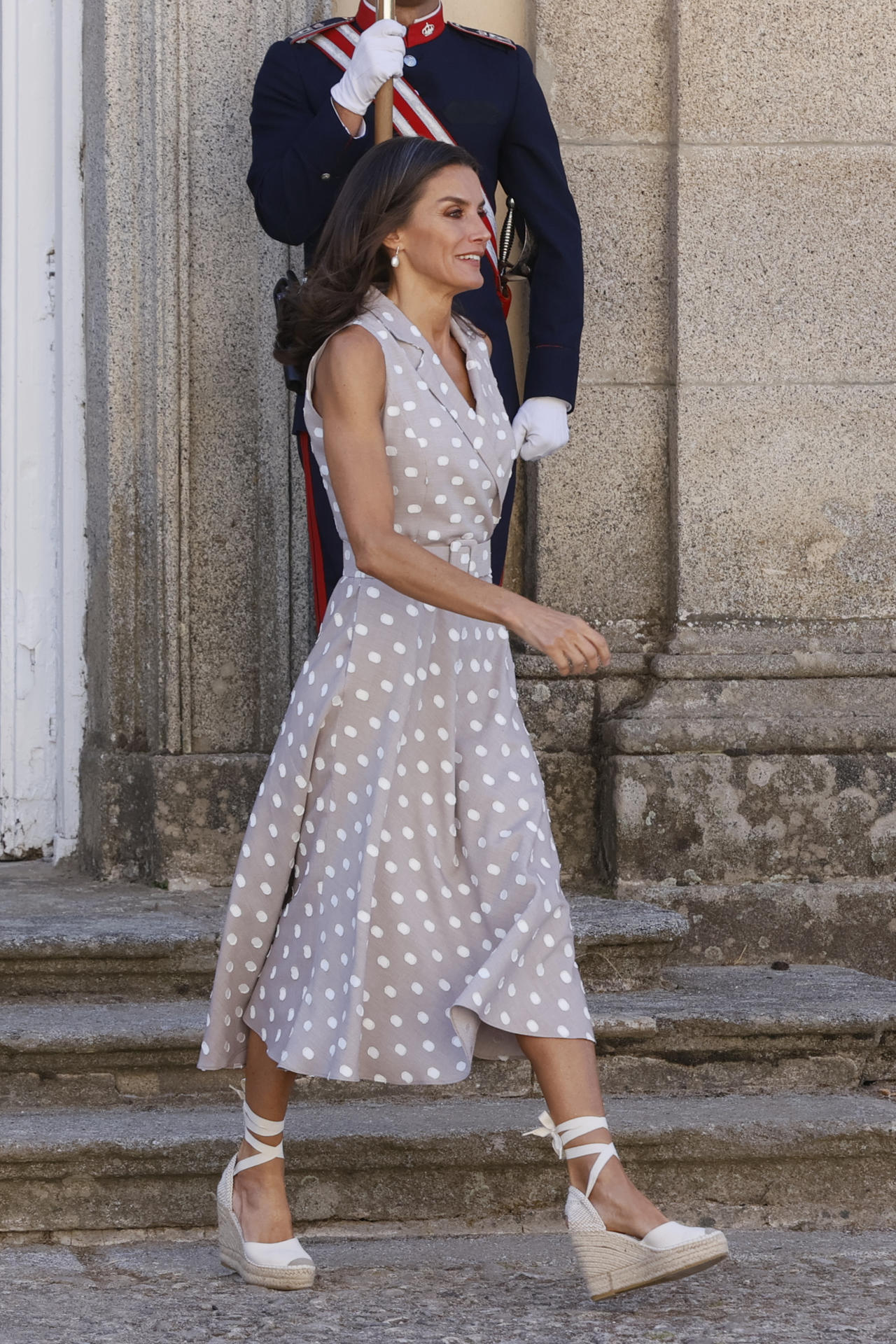 Imagen de archivo de la reina Letizia con unas alpargatas de cuña. EFE/ Ballesteros