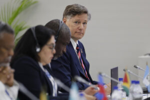 El subsecretario de Estado de Estados Unidos, Christopher Landau, asiste a la primera sesión plenaria de la 55ª Asamblea General de la OEA este jueves, en Saint John’s (Antigua y Barbuda). EFE/ Bienvenido Velasco