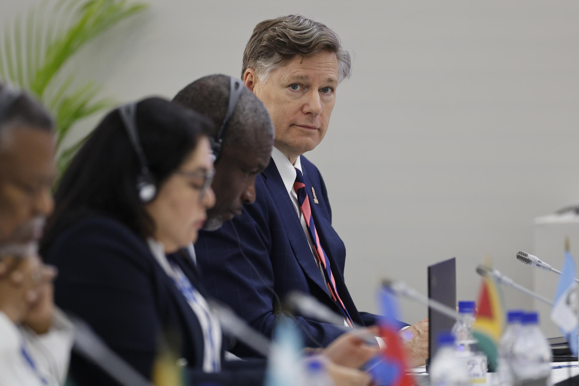 El subsecretario de Estado de Estados Unidos, Christopher Landau, asiste a la primera sesión plenaria de la 55ª Asamblea General de la OEA este jueves, en Saint John’s (Antigua y Barbuda). EFE/ Bienvenido Velasco