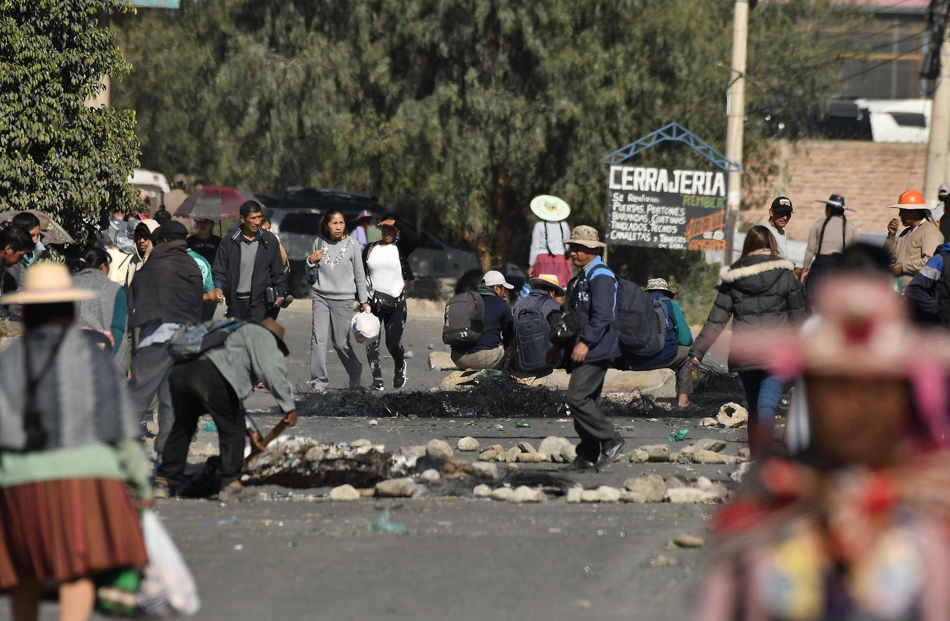 Los bloqueos de carreteras que realizan desde el lunes los seguidores del expresidente de Bolivia, Evo Morales, para forzar su candidatura en las próximas elecciones generales, han dejado hasta este jueves pérdidas económicas por unos 41,6 millones de dólares, según cifras reportadas por el Gobierno y el sector privado. EFE/Jorge Ábrego