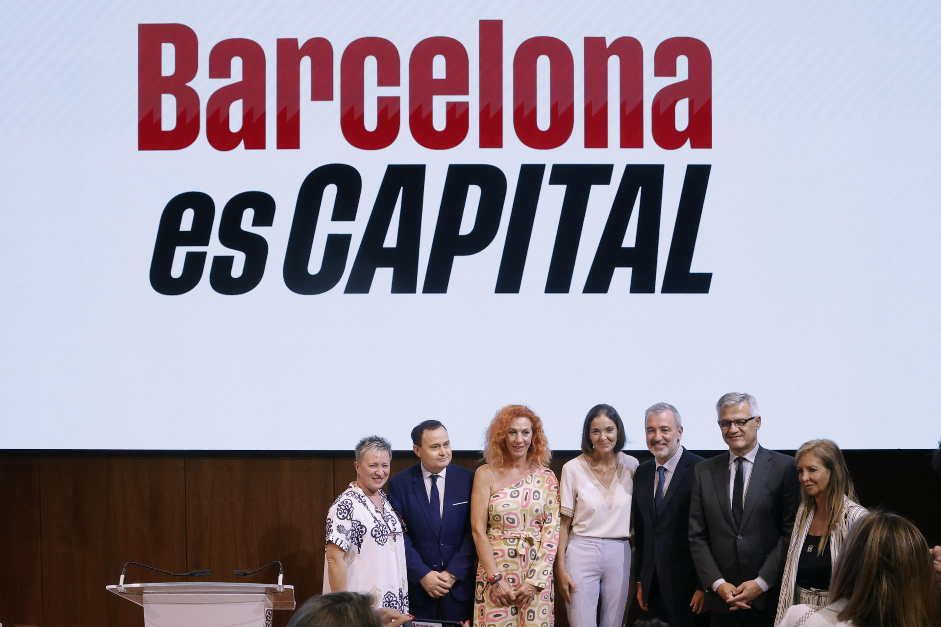 El alcalde de Barcelona, Jaume Collboni (3d), entre otros, antes de pronunciar la conferencia 'Barcelona es capital', en la que expone las principales políticas estratégicas del Gobierno municipal, este lunes en el Museo Thyssen-Bornemisza en Madrid.- EFE/ Blanca Millez