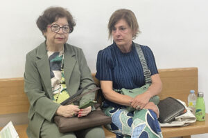 La ex delegada del Gobierno en Ceuta Salvadora Mateos (i) y la exvicepresidenta del Gobierno ceutí Mabel Deu. EFE/ Reduan