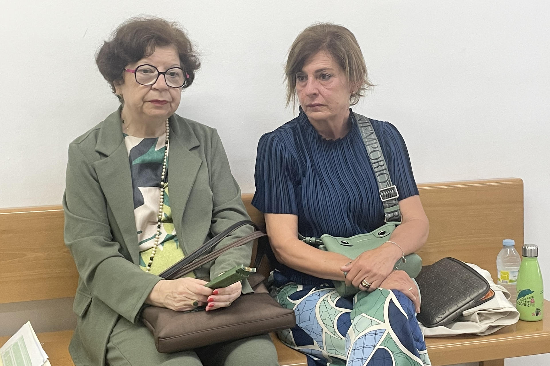 La ex delegada del Gobierno en Ceuta Salvadora Mateos (i) y la exvicepresidenta del Gobierno ceutí Mabel Deu. EFE/ Reduan